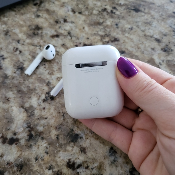 *SOLD* Apple AirPods 2nd Generation - Picture 5 of 7